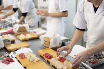 【密着取材】寿司学校の現場で、いま何が起きているのか― 寿司職人を養成する飲食人大学で寿司教育の「今」を探る