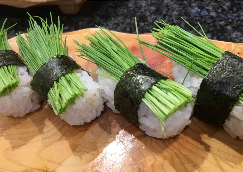 シャキシャキとした食感が爽やかな芽ネギ寿司 